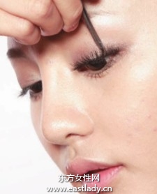 外端纖長(zhǎng)型假睫毛的貼法圖解
