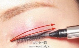 寬眼影+粗眼線塑造圓溜溜大眼睛