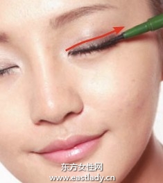 外端纖長(zhǎng)型假睫毛的貼法圖解