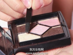 化妝教程之基本款棕色眼影的使用步驟