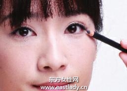 勾勒眼部線條打造嫵媚眼神