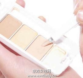使用遮瑕膏遮蓋色斑、雀斑