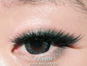 深色眼影隨時補(bǔ)眼妝