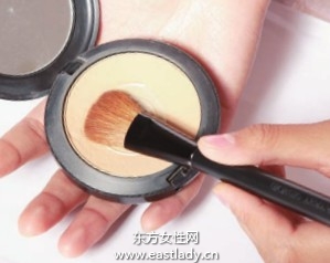 粉刷涂抹粉底打造柔和裸妝效果