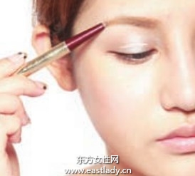 簡(jiǎn)單小技巧令眉妝打理更順手