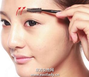 液狀粉底化出薄、透自然質(zhì)感妝容