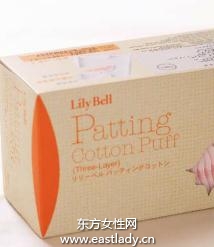 使用化妝棉溫和去角質(zhì)