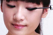 芭比式假睫毛貼法打造可愛妝容