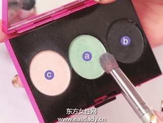 綠色眼影配合眼線增添女人味