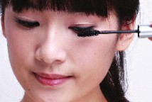 芭比式假睫毛貼法打造可愛妝容