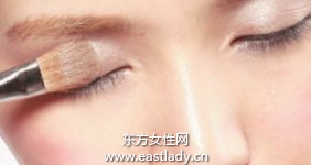 閃粉眼影提亮眼周消除黯沉