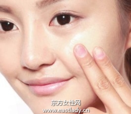 用蜜粉定妝打造透明感膚質(zhì)