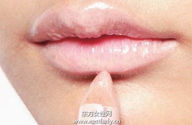 用唇線強調(diào)輪廓展現(xiàn)女性魅力