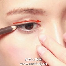 讓眼睛更顯大的眼線畫法