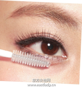 用下睫毛強調(diào)眼部的縱幅