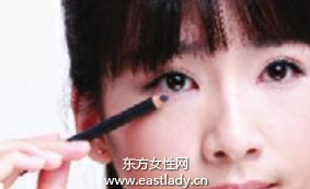 小小眼線畫出大眼效果