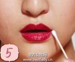 紅色柔情唇妝彰顯貴族氣質(zhì)