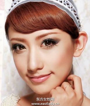 典雅裸妝顯現(xiàn)端莊與雍容華貴