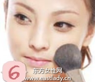 深色粉底液打造古銅色肌膚