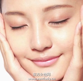 粉刷涂抹粉底打造柔和裸妝效果