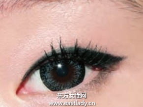 深色眼影隨時補(bǔ)眼妝