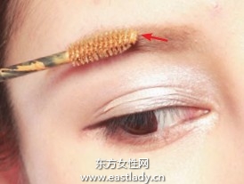 用染眉膏調(diào)整色調(diào)展現(xiàn)柔軟質(zhì)感