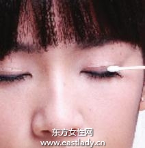 勾勒眼部線條打造嫵媚眼神