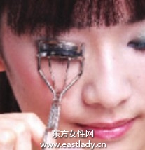使用睫毛夾打造卷翹美睫