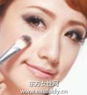 典雅裸妝顯現(xiàn)端莊與雍容華貴