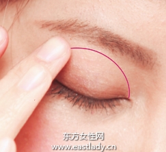 膏狀眼影與粉狀眼影打造持久立體感