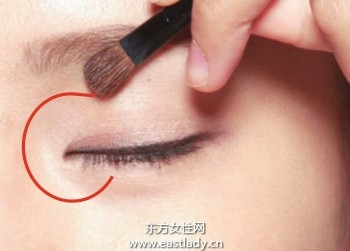 化妝教程之基本款棕色眼影的使用步驟