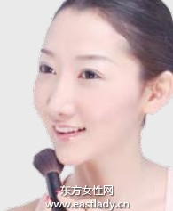 正確撲散粉讓面部只放光彩不留 粉