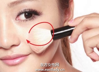 腮紅修飾顴骨打造立體感妝效