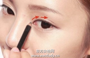 眼線筆描畫使眼部輪廓收放自如