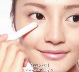 用蜜粉定妝打造透明感膚質(zhì)