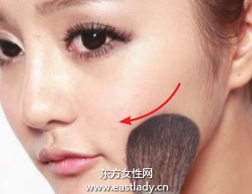 腮紅修飾顴骨打造立體感妝效