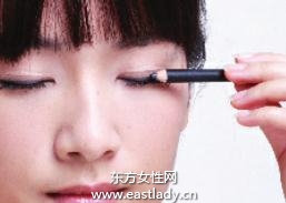 勾勒眼部線條打造嫵媚眼神