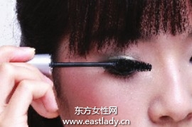 使用睫毛夾打造卷翹美睫