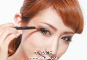 典雅裸妝顯現(xiàn)端莊與雍容華貴