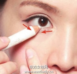 讓眼睛更顯大的眼線畫法