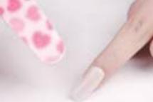 人工指甲出現裂痕或斷裂的緊急補救方法