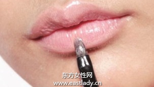 唇膏更持久更均勻的唇妝畫法