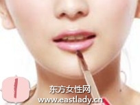 嫩粉果凍唇妝散發(fā)甜美氣息