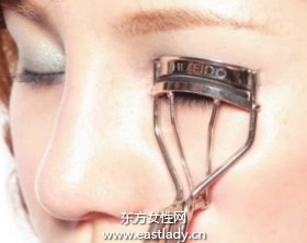 使用睫毛夾打造持久卷翹美睫