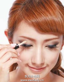 典雅裸妝顯現(xiàn)端莊與雍容華貴