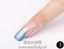 柔和藍(lán)色色調(diào)美甲營造出輕松休閑之感