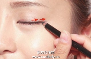 眼線筆描畫使眼部輪廓收放自如