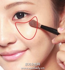 粉刷涂抹粉底打造柔和裸妝效果