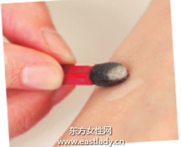 膏狀眼影與粉狀眼影打造持久立體感