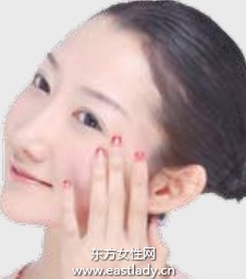 粉底配合珠光飾底乳增加肌膚通透感